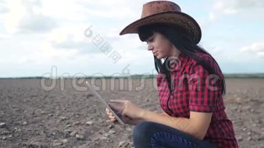 聪明的生活方式，生态，收获农业农业的概念。 女农民用数字平板电脑研究地球上的泥土